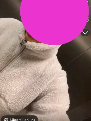 Beige teddyjacka med dragkedja - Mysig beige teddyjacka med hög krage och hel dragkedja framtill. Jackan har två fickor med dragkedja och är tillverkad i fluffigt teddy-material som håller dig varm. Perfekt för lager-på-lager och en chill look. Det står ingen storlek men skulle säga S-M