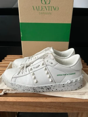 Valentino skor - Valentino skor i bra skick, allt på bilden ingår, storlek Eu 37.