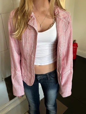 Vintage Tommy Hilfiger Jacka - Snygg jacka/blazer i stl S. Perfekt till sena vår och sommarkvällar! 😊