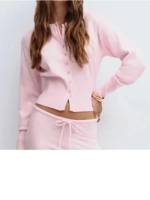 Ljusrosa figur sydd kofta  - Ljusrosa figur sydd kofta från Gina i storlek xs, knappast använd. Säljer för den inte kommer till andvändning, nypris 380. Skriv för fler bilder och buda gärna💗💗