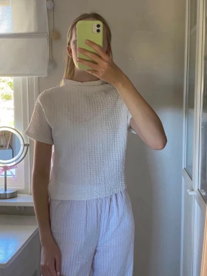 Vit strukturerad topp med kort ärm - Superfin topp/t-shirt från Gina tricot! Använd någon enstaka gång så i fint skick!! Bara att skriva om du undrar nåt eller vill ha mått. 