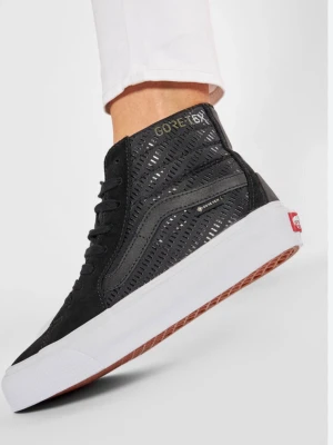 Svarta Vans Gore-Tex high sneakers - Svarta Vans sneakers i high-modell med Gore-Tex-material som gör dem vattentäta. Snygg perforerad design på sidorna, klassisk vit sula och brun yttersula med mönster för bra grepp. Perfekta för dig som vill ha stil och funktion i ett.