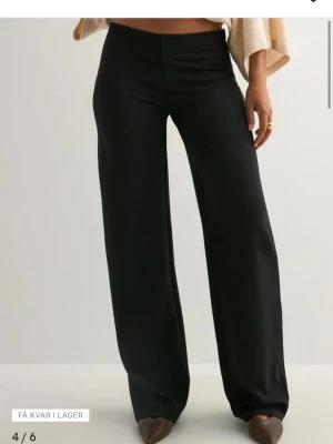 Kostymbyxor - Supersnygga lågmidjade kostymbyxor från Nelly med dragkedja i sidan. Modellen heter ”keep it up no waist pants”. Jättebra skick. Storlek xs🩷