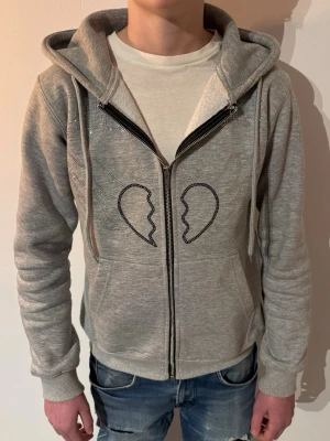 Zip hoodie - | Skick: 8/10 | Färg: Grå | Modell: 172 cm, 52kg | Nypris: 799kr |