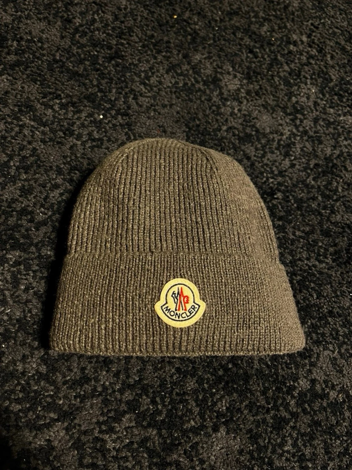 Grå ribbstickad Moncler mössa