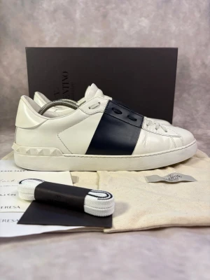 Valentino Open Skor - Stl 43 - | Nytt skick: 9,5/10 | Stl: 43 | Ingår vid köp: Skorna, Skoboxen, Extra snören, Valentino kort, samt kort från Mytheresa där de var originellt köpta | Självklart äkta, öppen för frågor eller om du vill ha fler bilder ✌️ 