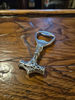 Flasköppnare torshammare - Flasköppnare torshammare. Legering. 6,5 cm höjd.