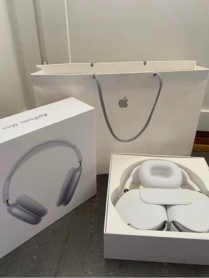 Apple AirPods Max silver hörlurar - Säljer ett par stilrena Apple AirPods Max i silver. Over-ear design med mjuka öronkuddar och metallbyglar. Grym ljudkvalitet, aktiv brusreducering och snygg modern look. Kommer med originalförpackning och smart case.