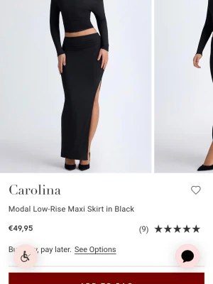 Svart långkjol med slits  - Snygg svart långkjol i mjukt material från Carolina. Kjolen har låg midja och en hög slits på sidan som ger en trendig och cool look. Perfekt att styla med crop top eller oversized tröja för en modern vibe.