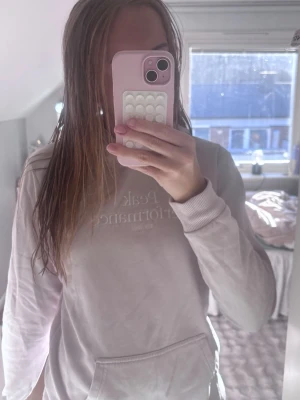 Ljusrosa hoodie från Peak Performance - Säljer en ljusrosa hoodie från Peak Performance med broderad logga på bröstet. Är i storlek 170 men skulle säga att det är som en Xs/s Pris går att diskutera ❤️