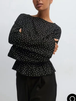 Svart prickig blus med volang - Säljer en supersöttppp från Gina som endast är använd en gång! Pris går o diskutera💖nypris 300kr!