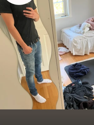 Replay anbass jeans  - Säljer dessa feta replay anbass jeans. Jeansen har bra passform och säljs till ett riktigt bra pris! W:29, L:32. Hör av er med kring funderingar. 