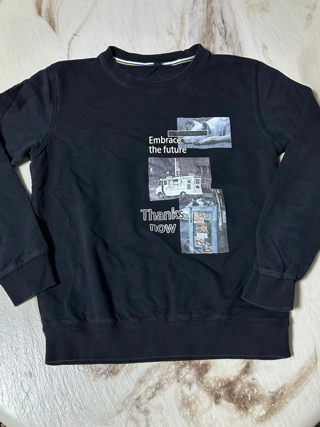 Svart sweatshirt med tryck