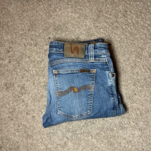 Nudie jeans - Tja! Säljer ett par Nudie jeans i storleken (30/32)-skick 7/10. Fläck på ena benet. Vid minsta lilla fundering hör av er!