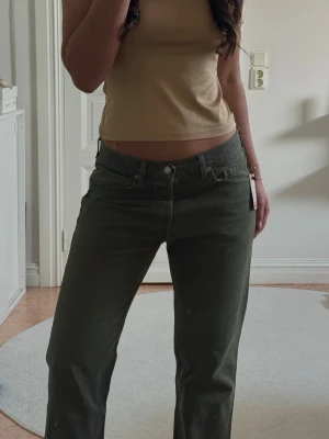 Mörkgröna raka jeans Levis  - Säljer ett par mörkgröna jeans med rak passform och klassisk femficksdesign. Stl W32/L32, passar mig som vanligtvis har 36/38, är 166 cm 