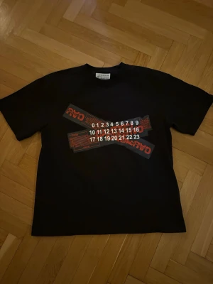 Maison margielas t shirt - Säljer denna maison margiela t shirten i topp skick. Skriv vid fler frågor och funderingar!