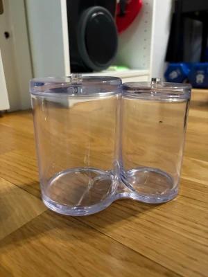 Dubbel genomskinlig plastburk - Säljer en smart dubbel burk i genomskinlig plast med lock. Perfekt för förvaring av småsaker