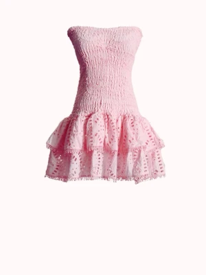 Rosa axelbandslös volangklänning - Söt rosa kortklänning med smockad överdel och dubbla volanglager i kjolen. Klänningen är axelbandslös och har broderade detaljer i tyget som ger en lekfull känsla. Perfekt för sommarens alla tillfällen. Använd 1 gång. Nypris 699. Säljs för den användes för lite 💓