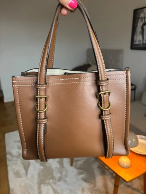 Handväska - Brun jättefin handväska från Zara! Lite lösa trådar på handtaget