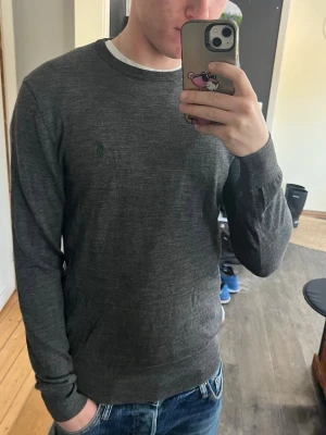 Ralph lauren merinoull tröja - Riktigt fet Ralph lauren tröja i bra skick finns någon liten lagning men syns inte. Kolla in mina andra annonser o tveka inte me frågor!