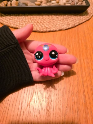 Littlest pet shop - Littlest pet shop bläckfisk Finns fler i min profil för samfrakt. Följ gärna mitt konto då jag kommer lägga upp fler figurer😊
