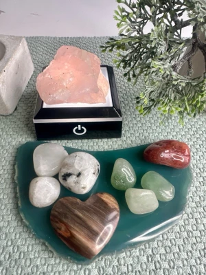 Kit för kvinnor- hormonell balans och fertilitet  - 🤎 Hjärta av förstenat trä – Djup jordning, stabilitet och trygghet. Förbinder dig med kroppens urkraft o långa cykler. 🔥 Karneol – Livskraft, fertilitet och kreativ energi. Aktiverar sacralchakrat och stärker passion och flöde. 💗 Rosenkvarts – Självkärlek, mjuk läkning och trygg relation till kroppen och hjärtat. 🌙 Regnbågsmånsten – Kvinnlig visdom, hormonell balans och cykler. Stöd vid fertilitet, graviditet o nystart. 🌿 Grön aventurin – Lugn, balans och återhämtning. Harmoniserar nervsystemet