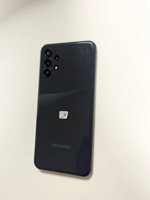 Samsung Galaxy A13  svart Android-telefon - Snygg Samsung Galaxy Android-telefon i svart med flera bakre kameror och stilren design. Baksidan är i blank plast och mobilen har rundade hörn. Perfekt för dig som vill ha en modern och pålitlig smartphone med bra kamera.