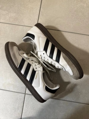 Adidas Sambas - Adidas sambas. Är använda men i fint skick, bortsett från att texten skavts av på insidan💌