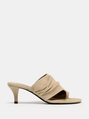 Beige slip-in sandalett med låg klack - Trendig beige sandalett med låg klack och öppen tå. Ovandelen är i mjukt, rynkat mockaimitationsmaterial som ger en avslappnad men chic look. Slip-in-modell som är enkel att ta på och av, perfekt till sommarens outfits.