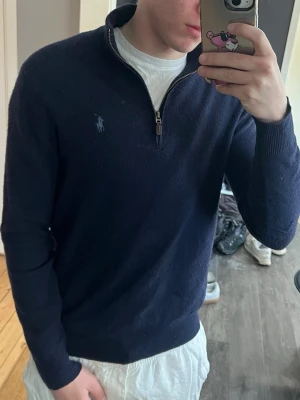 Ralph lauren halfzip - Riktigt snygg Ralph lauren half zip i merinoull. Är i överlag bra skick men finns ett antal defekter. Kolla in mina andra plagg, säljer väldigt mycket liknande