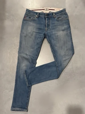 Tramarossa Jeans - Säljer ett par tramarossa jeans riktigt fräscha och har massa snygga röda detaljer till dig som ger en lyxig look! Skriv vid frågor eller funderingar!