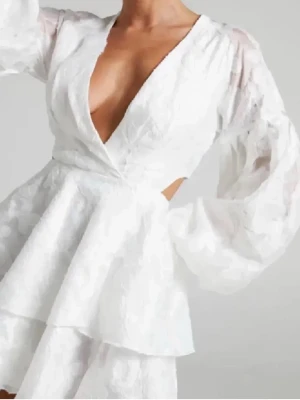 Showpo klänning - Supersnygg vit klänning från Showpo. Perfekt till studenten, säljer då den tyvärr inte passar mig. I storlek 36💓💓pris går att diskutera