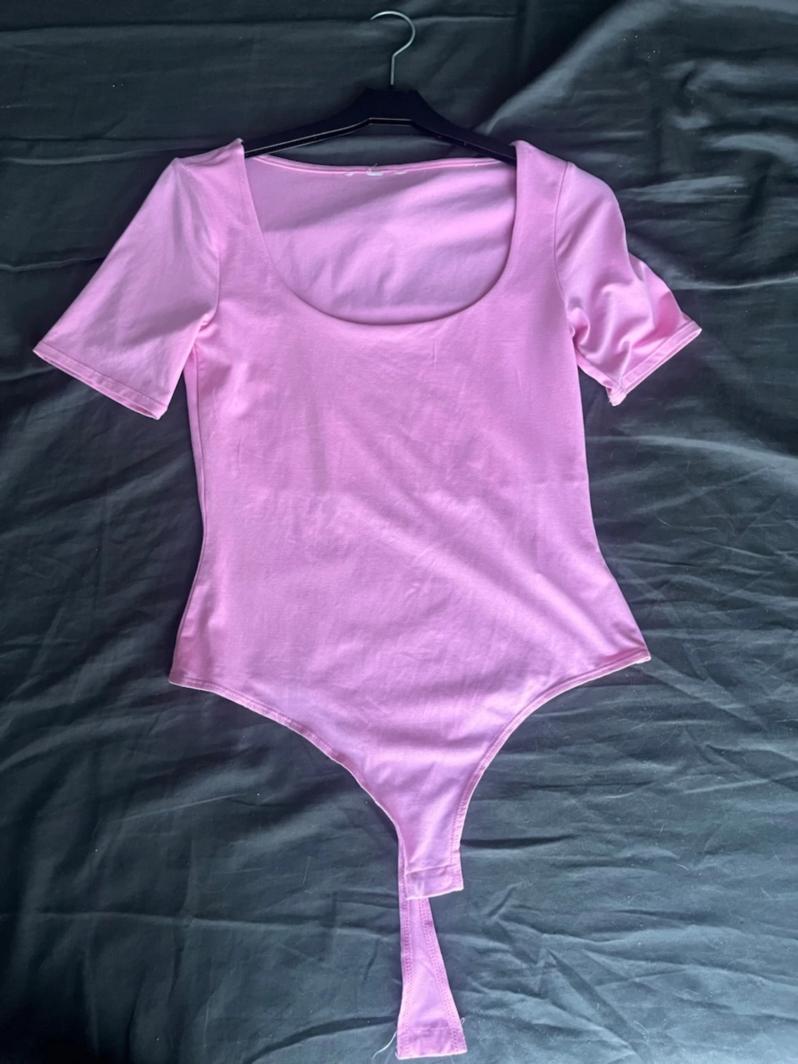 Ljusrosa body med kort ärm