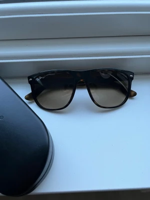 Ray-Ban Boyfriends  - Säljer ett par rb4147 | Mycket fint skick på glaset kommer med fodral! | Storlek 56:15 | Ställ gärna frågor innan du köper!