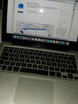 MacBook Pro 7  13 tum silver - Säljer en MacBook Pro 13 tum i klassisk silverfärg med svart tangentbord och stor touchpad. Datorn har en stilren och tunn design i aluminium, perfekt för studier eller kreativt arbete. Apple-loggan syns på locket och datorn har flera portar på sidorna. Funkar som den ska i behov av pengar tyvärr säljer med Helt ny trådlös mus mus matta ingår 2500kr i bra skick 