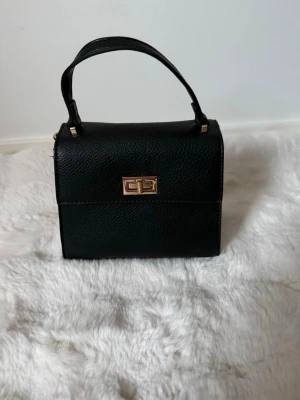 Handväska ifrån Ginatricot  - Använd men i fint skick 