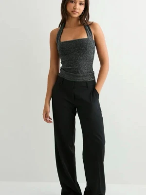 Glittrig grå halterneck topp - Snygg grå glittrig halterneck topp med fyrkantig urringning och breda axelband. Toppens material har en skimrande finish som ger en trendig look. Perfekt att styla med svarta byxor eller kjol för en cool outfit. Pris går att diskutera🩷🩷