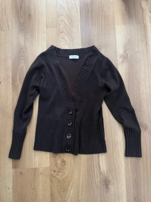 mörkbrun kofta kashmir - jättefin mörkbrun kofta i 65% kashmir! jätteskönt material med så fina knappar och armar🤎storlek S! hör av er vid frågor!! 