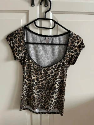 Topp - Supersnygg topp från Nelly. Jättebra skick. Storlek xs🩷