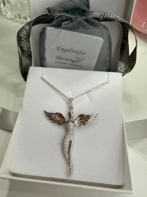 Äkta silver - Väldigt fint 925-halsband, oanvänt. Fick det som present men gillar inte silver, därför har det inte kommit till användning.