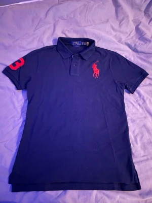 Ralph lauren pike - Snygg mörkblå pikétröja från Polo Ralph Lauren. Aldrig använt den då den är för stor och storleken på den är xl i barn storlek så S i herr storlek. Passar runt 165-175. Om du vill få bevis på att den är äkta så kan du komma dm så kan jag skicka bevis där.