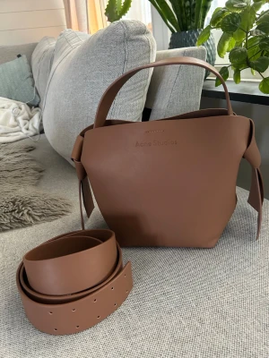 Acne Musubi väska brun  - Hej! Säljer min bruna acne Musubi väska som jag haft ett tag nu men sparsamt använt den, inga märken eller repor samt fläckar! Mestadels stått hemma☺️kan gå ner i pris vid snabb affär💕