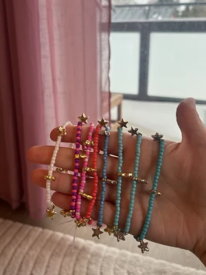 Blandade armband🩵 - Säljer lite blandade armband! Köp 2 för 25kr eller 3 för 30kr❣️ skriv först ett meddelande innan du trycker på köp nu. 