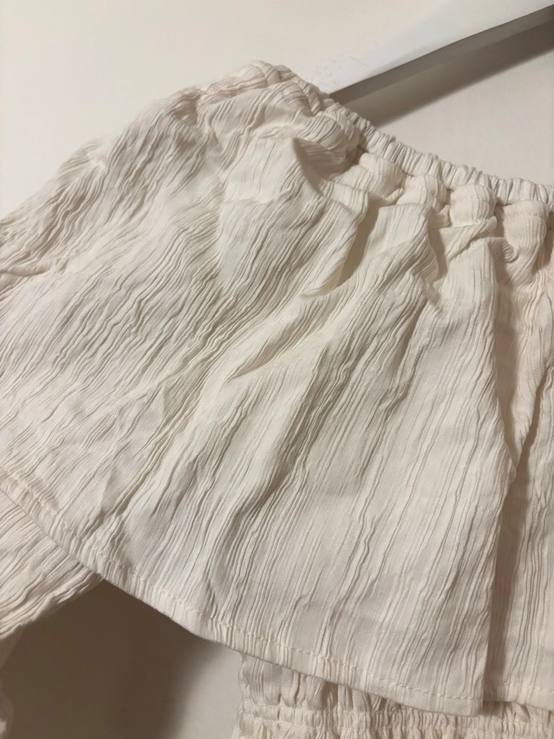 Offshoulder vit blus med volang - 4