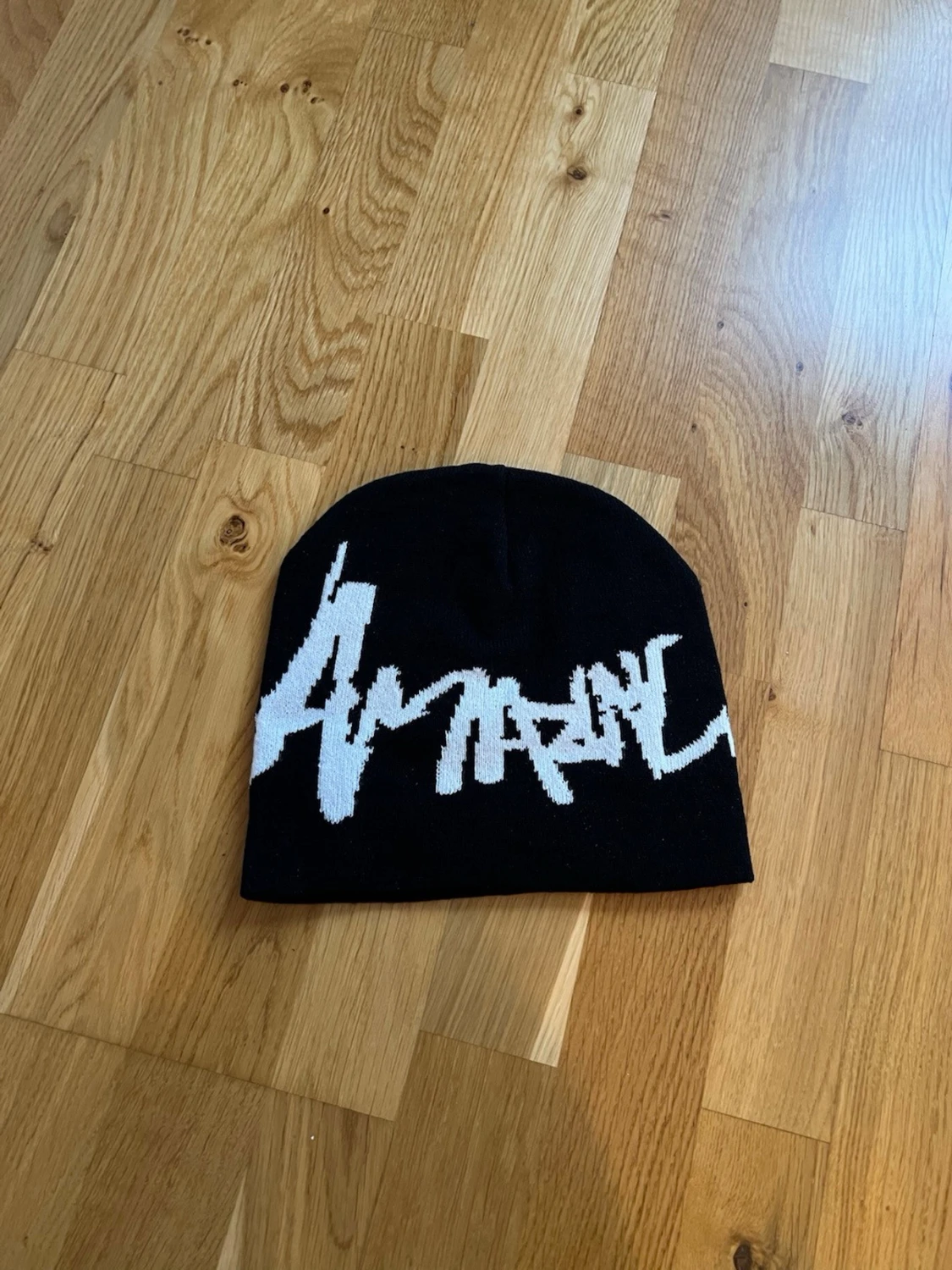 Svart  mössa med vit logga - 2