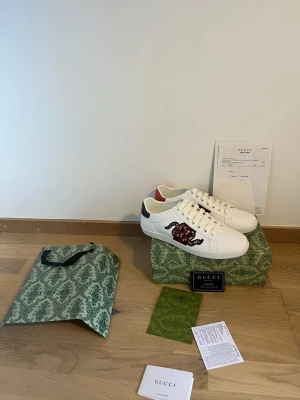 Vita unika skor med orm design - Säljer ett par mycket fina vita unika skor I storlek 43. Allt på bilden medföljer självklart och det är bara att höra av sig vid eventuella frågor😁