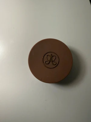 Anastasia Beverly Hills Cream Bronzer - Säljer en jätte fin bronser från Anastasia i färgen golden tan då färgen inte passar mig, har använts ett par gånger i somras. Finns mycket av produkten kvar som man kan se på tredje bilden💕