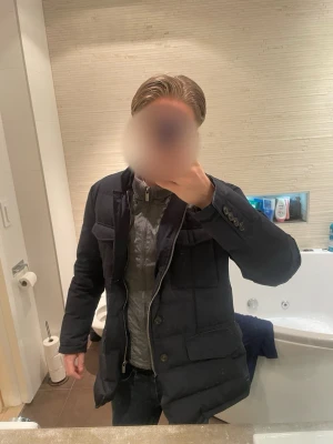 Jacka | Kavaj - Kavaj jacka | Massimo dutti | Mörkblå | Vinteranpassad, väldigt varm, ett mer elegant alternativ till alla dessa barnsliga pufferjackets | innanmäte/väst i grå färg (avtagbar) | Nypris 3479:-