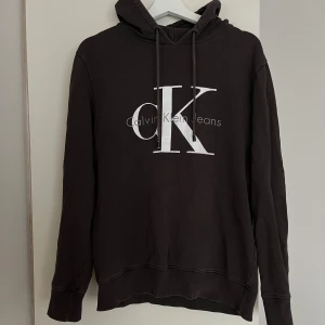 Calvin Klein hoodie - Hoodie från Calvin Klein Jeans. Den har blivit urtvättad. Lite svart/brun/grå färg