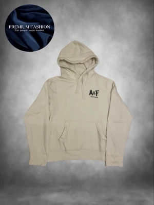 Abercrombie & Fitch hoodie vit - Tja säljer en Snygg vit hoodie från Abercrombie & Fitch med svart A&F New York-tryck på bröstet. Klassisk känguruficka framtill, dragsko i huvan och mjukt material som känns skönt mot huden. Perfekt för en avslappnad och stilren archive/laidback look. Skicket är 9/10 ungefär helt ny🤗storlek L killen på bilden är 183 och ganska smal är lite för stor för han🤩har du några frågor eller funderingar är de bara att höra av sig🙌🏼mvh premium fashion😁